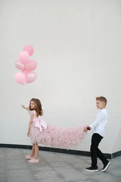 Young happy boy and girl together outside — Stock Photo, Image