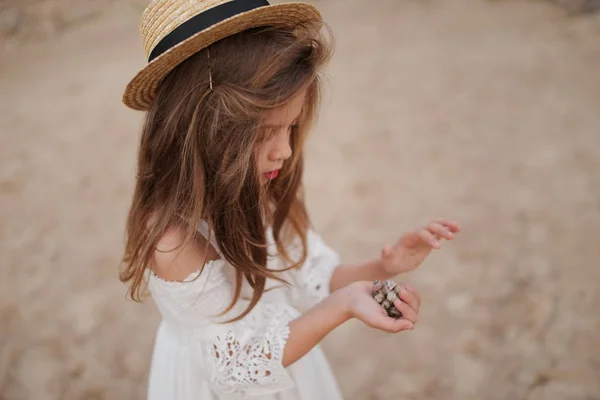Fiatal gyönyörű lány hosszú haj a strandon — Stock Fotó