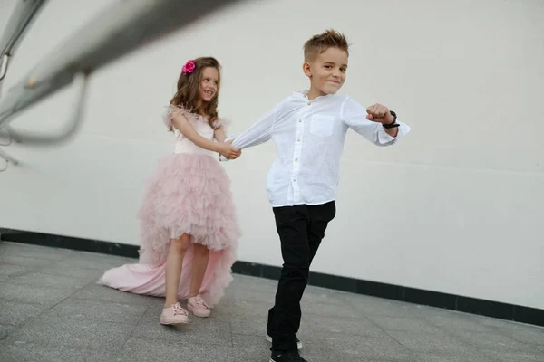 Jeune garçon heureux et fille ensemble à l'extérieur — Photo