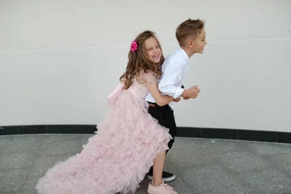 Jovem menino feliz e menina juntos fora — Fotografia de Stock