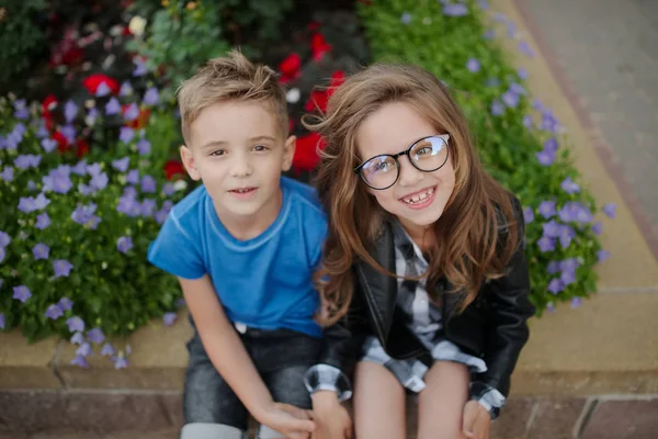 Jong gelukkig jongen en meisje samen buiten — Stockfoto