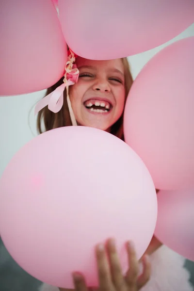 Portait de joven feliz con globos de color rosa Imagen de archivo