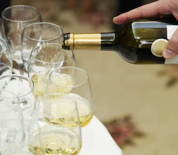 Beyaz şarap dök.