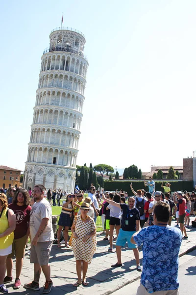 Věž v Pise turistů — Stock fotografie