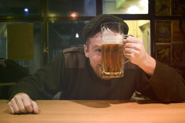 Rött Hår Nästan Irländsk Kille Sitter Baren Och Dricker Lite — Stockfoto