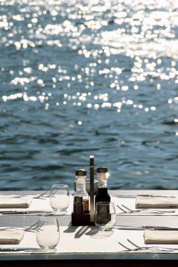 Deniz kenarında akşam yemeği için güzel bir yer. Yeni müşteriler için Shoreside masa ayarı hazır. Bir sürü kopyalama alanı