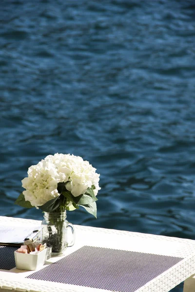 Belo Lugar Para Jantar Junto Mar Com Flores Brancas Configuração — Fotografia de Stock