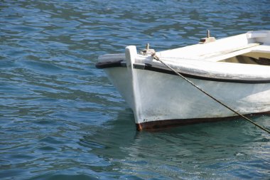 Güzel denizdeki Boka Körfezi 'ne demir atmış küçük bir deniz teknesi.