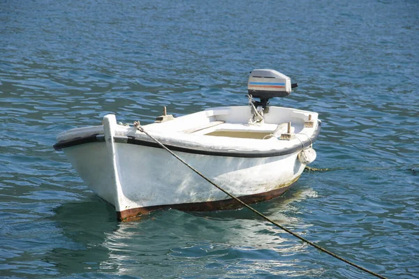 Pequeño Barco Mar Anclado Bahía Boka Hermoso Mar — Foto de Stock