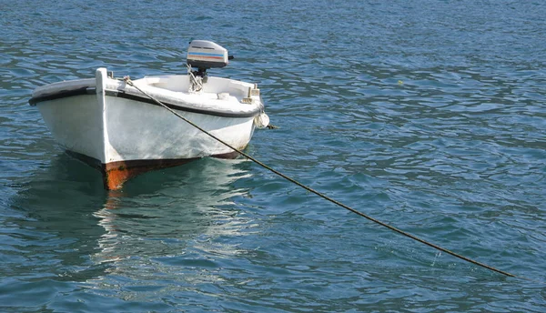 Μικρό Σκάφος Αγκυροβολημένο Στον Κόλπο Μπόκα Στην Όμορφη Θάλασσα — Φωτογραφία Αρχείου