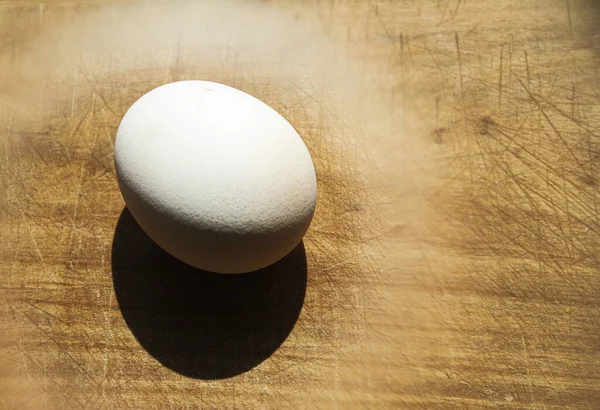 Μονό Αυγό Ξύλινη Σανίδα Θαμπάδα Oreol Γύρω Από Αυτό — Φωτογραφία Αρχείου