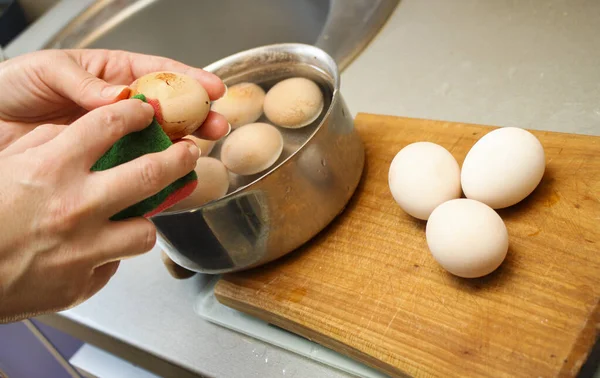 イースター用の卵を着色するための卵殻漂白手順のシリアル — ストック写真