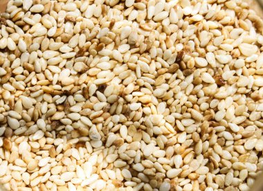 Büyük cam kavanozdaki susam tohumları yukarıdan bakıldığında bazı sağlıklı yemek kitaplarının arka planı için kullanılabilir