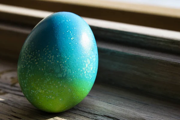 Ζωντανό Μπλε Αυγό Χρώματος Για Πάσχα Έννοια Τοποθετείται Παλιό Ξύλινο — Φωτογραφία Αρχείου