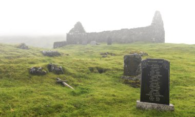 Kalıntıları ve Cill chriosd Isle of Skye sis içinde üzerinde bir mezarlığı