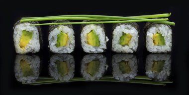 Lezzetli arıyorum bir parlak siyah yüzeye düzenlenmiş suşi