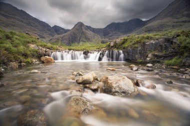 Isle of Skye peri havuzları kayalık akışta şelale