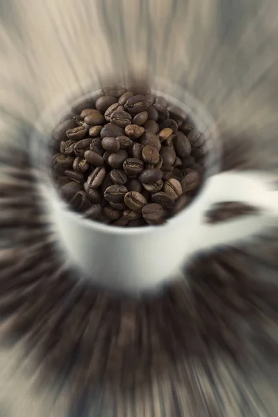 Gros plan grains de café dans une tasse avec conversion artistique zoom guerre — Photo