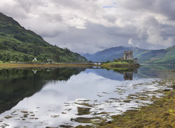 Замок Donan Eilean в місті Dornie на Кайл Lochalsh в Шотландії wi — стокове фото