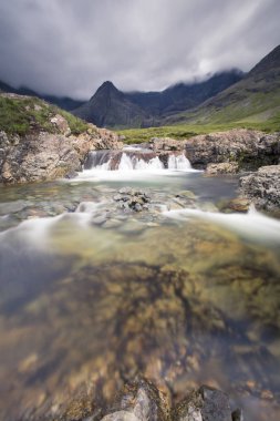 Isle of Skye peri havuzları kayalık akışta şelale