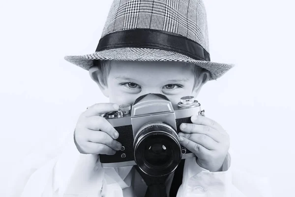 Junge spielt mit alter Kamera, um Fotograf zu werden — Stockfoto