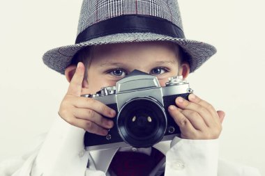 Bir fotoğrafçı olmak genç çocuk yaşlı kamera ile oynamaya