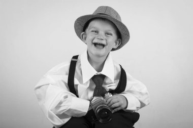 Bir fotoğrafçı olmak genç çocuk yaşlı kamera ile oynamaya