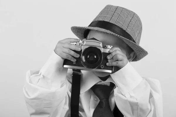 Jongen speelt met oude camera to be a fotograaf — Stockfoto