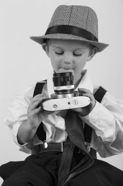 Bir fotoğrafçı olmak genç çocuk yaşlı kamera ile oynamaya