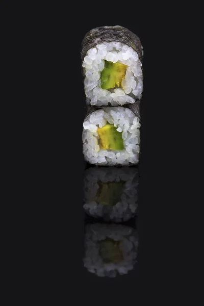 Sushi som arrangerade på en blank svart yta som ser läcker — Stockfoto