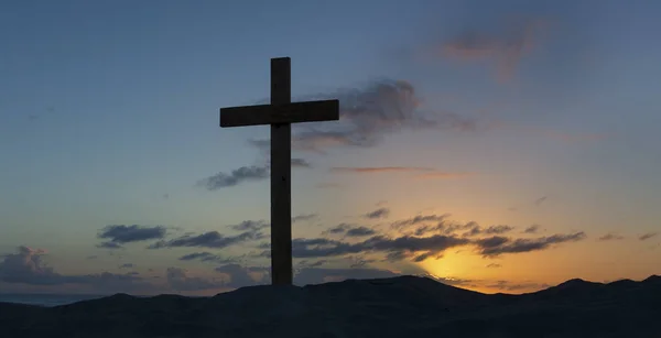 Una vieja cruz sobre una duna de arena junto al océano con un tranquilo amanecer —  Fotos de Stock