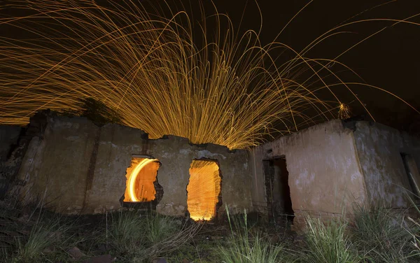 Lichte schilderij in verlaten huis met spinnen staalwol maken — Stockfoto