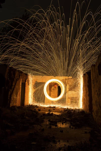 Lichte schilderij in verlaten huis met spinnen staalwol maken — Stockfoto