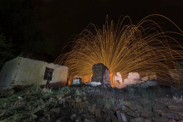 Lichte schilderij in verlaten huis met spinnen staalwol maken — Stockfoto