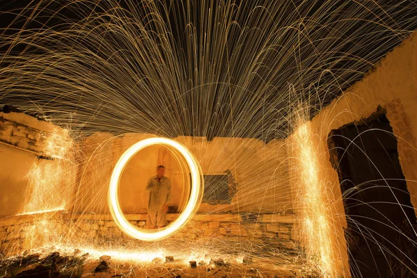 회전 하는 철강 양모 만들기 포기 집에서 빛 그림 — 스톡 사진