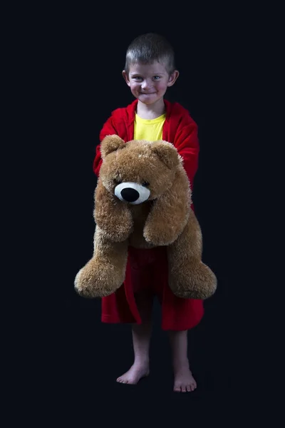 Niño travieso y divertido con un oso de peluche que se dirige a dormir —  Fotos de Stock