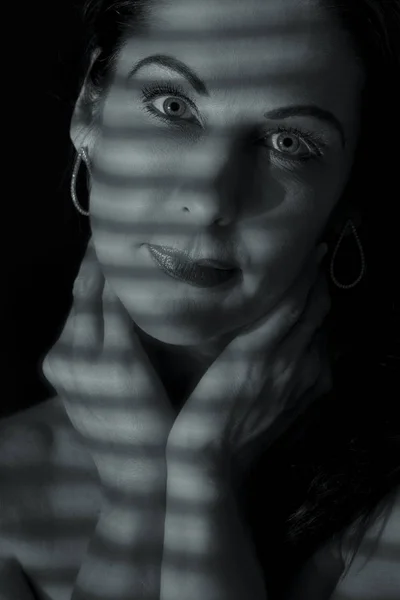 Portret kobiety stojącej w ciemności, z tle linie bl — Zdjęcie stockowe