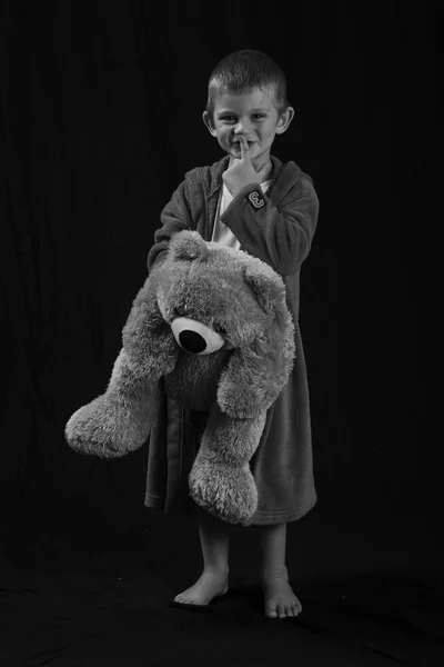 Niño travieso y divertido con un oso de peluche que se dirige a dormir en arti —  Fotos de Stock