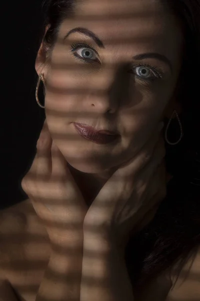 Portrait d'une femme debout dans l'obscurité avec des lignes d'ombre de bl — Photo