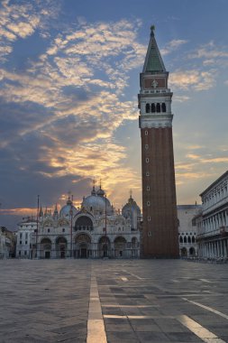 Sunrise güzel bulutlar ile boş bir San Marco meydanında