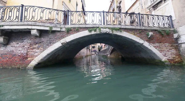 Puente fluvial tranquilo con reflejos temprano en la mañana en Venecia — Foto de Stock