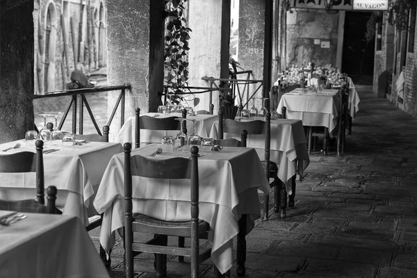 Tables et chaises d'un restaurant de rue à Venise, Italie — Photo