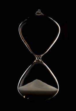 Rim aydınlatma ve, tüm kum ile karanlık bir stüdyoda kum saati