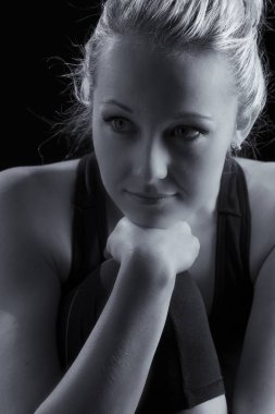 Güzel zinde ve sağlıklı sarışın kadın portre siyah top ile