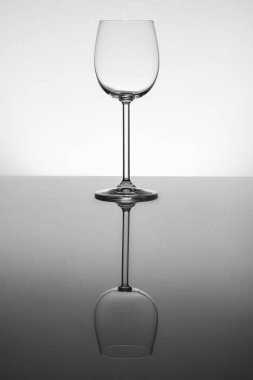 Mükemmel bir yansıtıcı yüzey üzerinde duran boş şarap bardakları