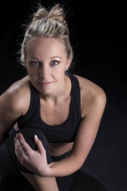 Güzel zinde ve sağlıklı sarışın kadın portre siyah top ile