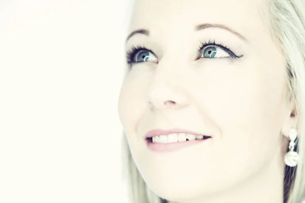 Porträtt av en isolerad vänliga blond kvinna med blå ögon i en — Stockfoto