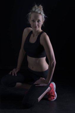 Güzel zinde ve sağlıklı sarışın kadın portre siyah en iyi crou içinde