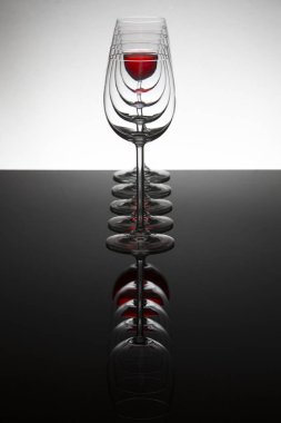 Bir arkada dolu deforme boş şarap glassesand satırı 