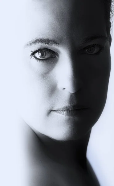 Alto ritratto chiave di una donna con espressione vuota sul viso a — Foto Stock
